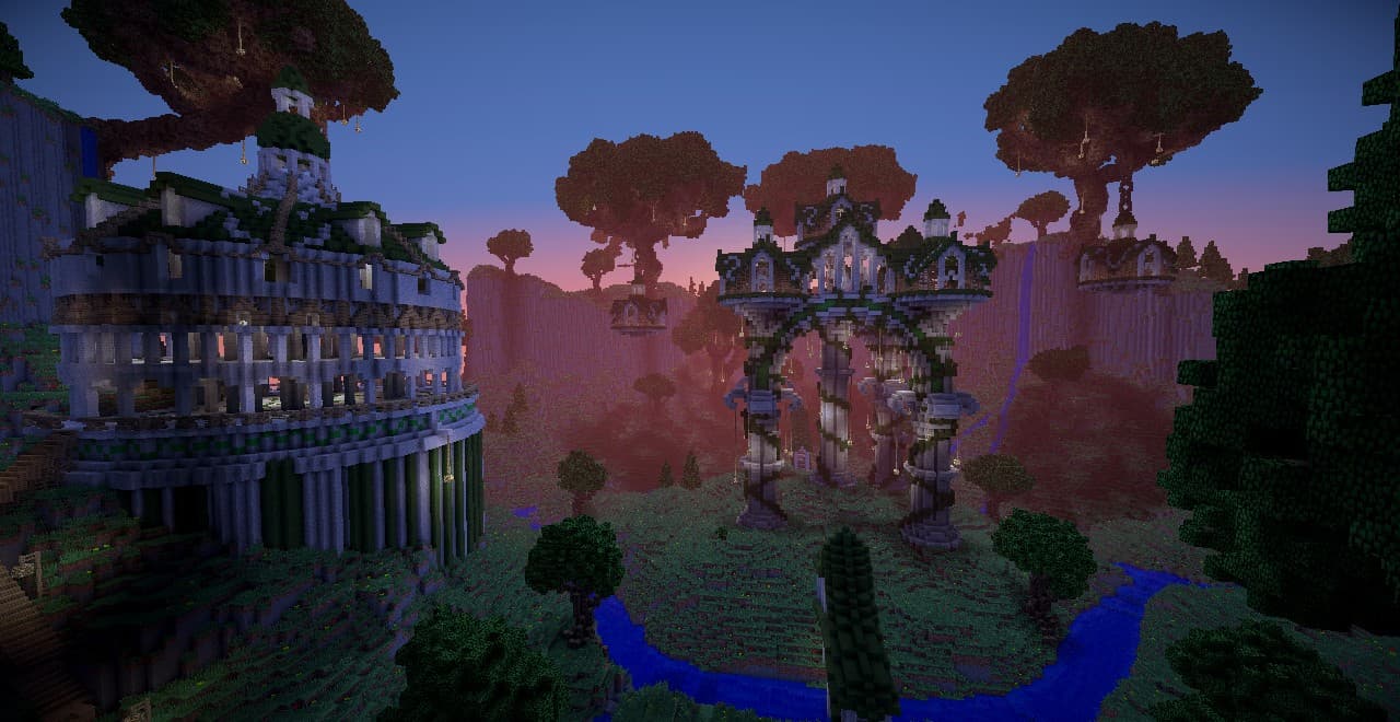 Tour ronde et arches vues au crépuscule, sous un ciel rose et violet, avec des fenêtres éclairées.